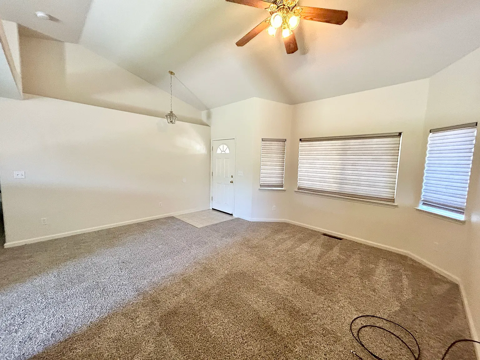 3 bed, 1252 sqft, $2,000 — Photo 4