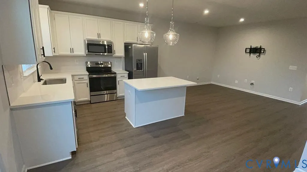 3 bed, 2.5 bath, 2174 sqft, $2,350 — Photo 3