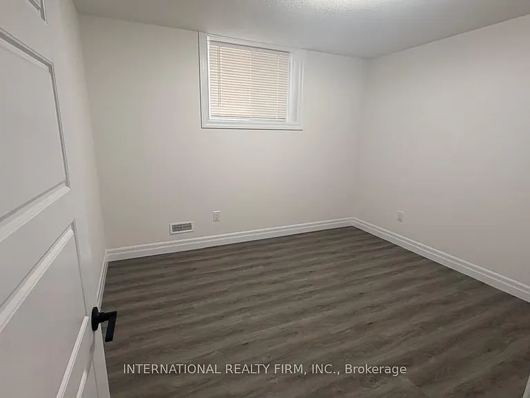 891 Darnley Blvd — Photo 13
