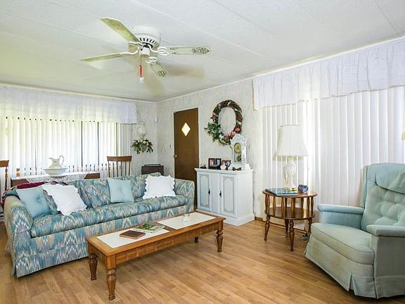 3rd image of 973 Laurel Cir
