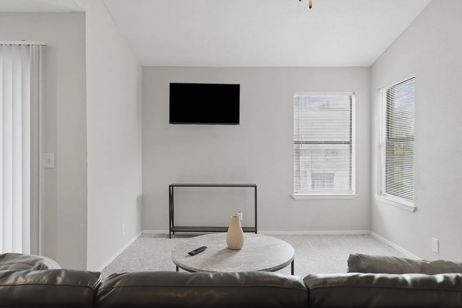 2 bed, 2.0 bath, 10301 sqft, $2,475 — Photo 4
