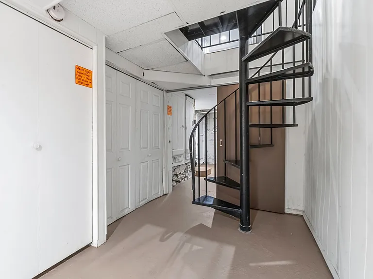 831 Wellington St — Photo 12