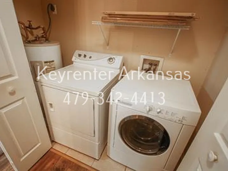 736 W Poplar St — Photo 11