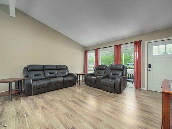 5th image of 1094 Sanford St