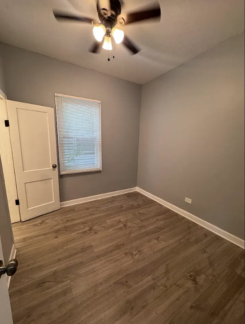 Single Family House Available Now 6 Bedroom 2 Bathroom Located In West Pullman — Photo 4