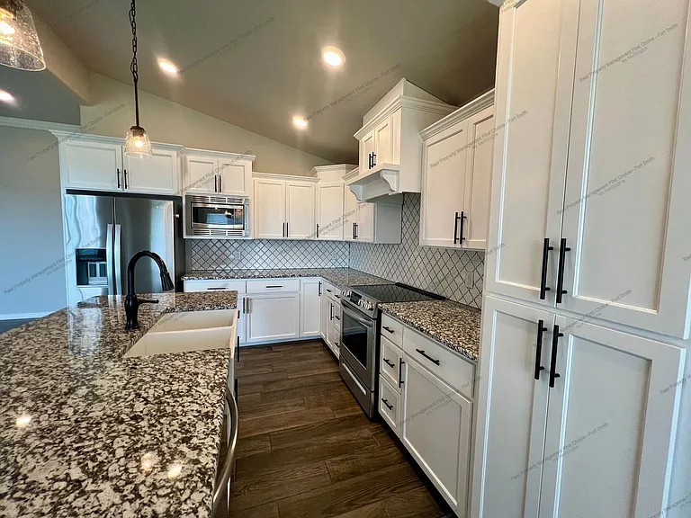 9007 Hawthorne Ln — Photo 11