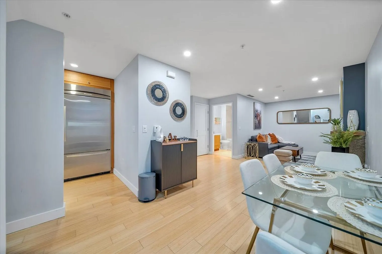 1 bed, 1.0 bath, 839 sqft, $6,290 — Photo 3