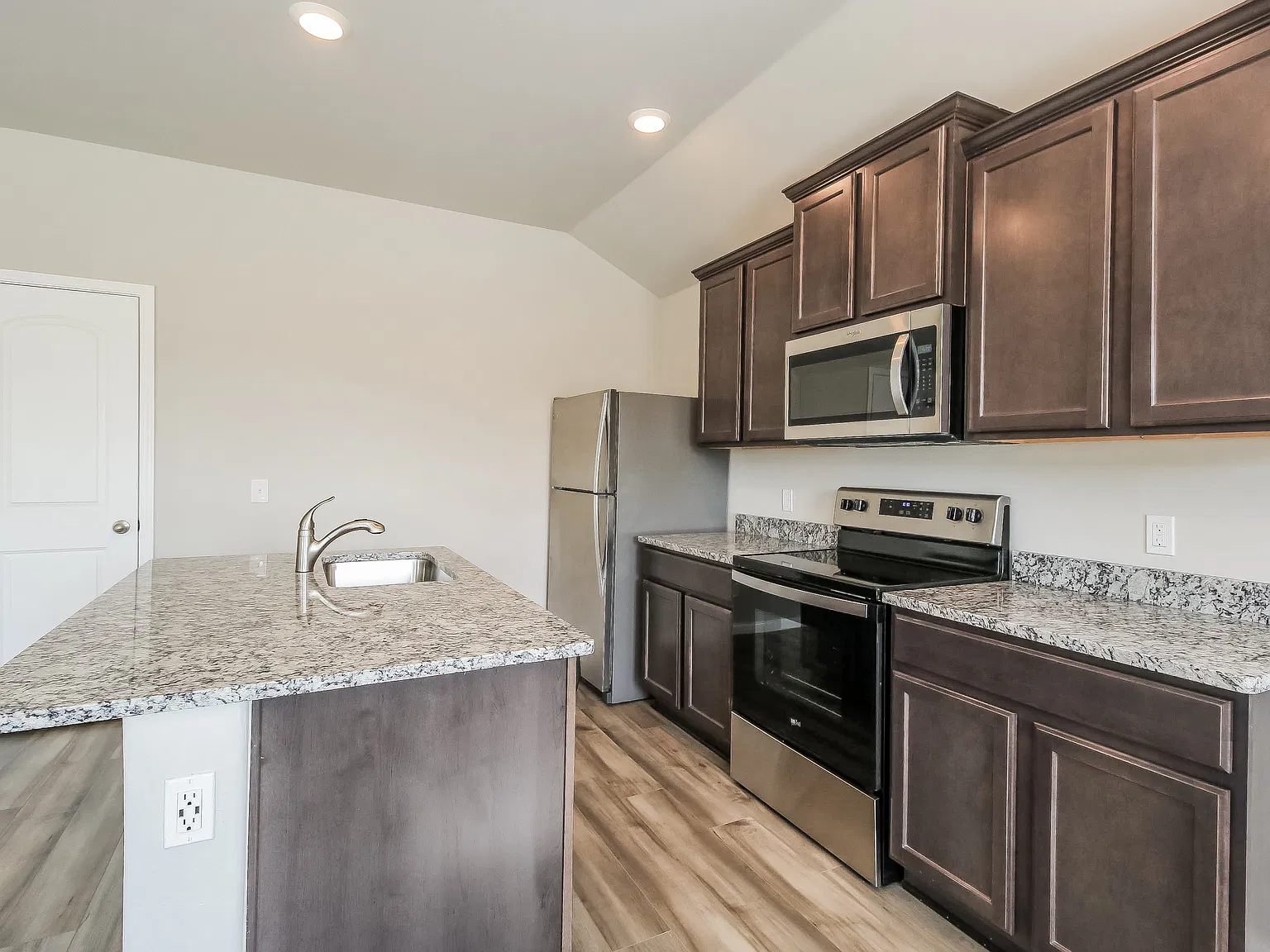 3 bed, 2.0 bath, 2152 sqft, $1,545 — Photo 4