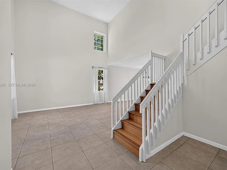 498 Cambridge Ln — Photo 3
