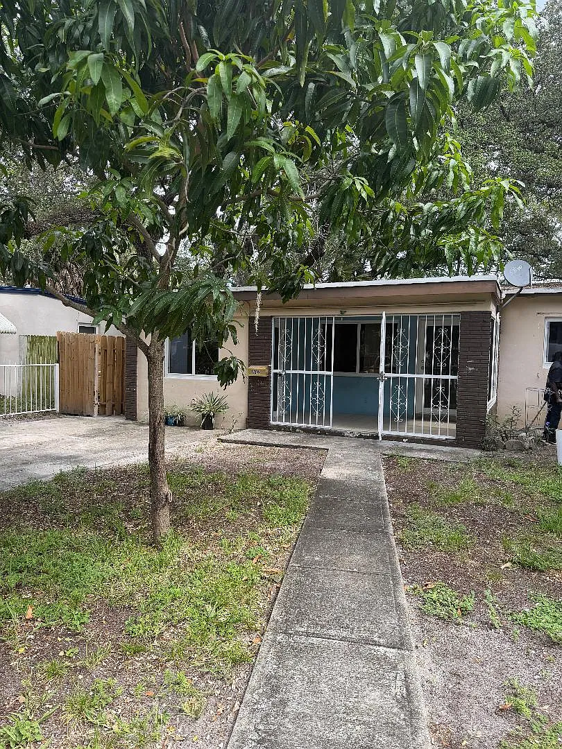 3 bed, 1.0 bath, 1675 sqft, $3,200 — Photo 1