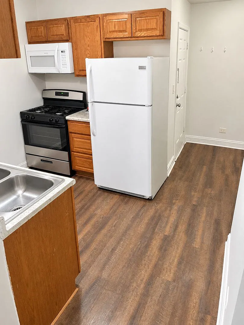 West Rogers Park Apartments Near Warren Park With In-Unit Laundry — Photo 2