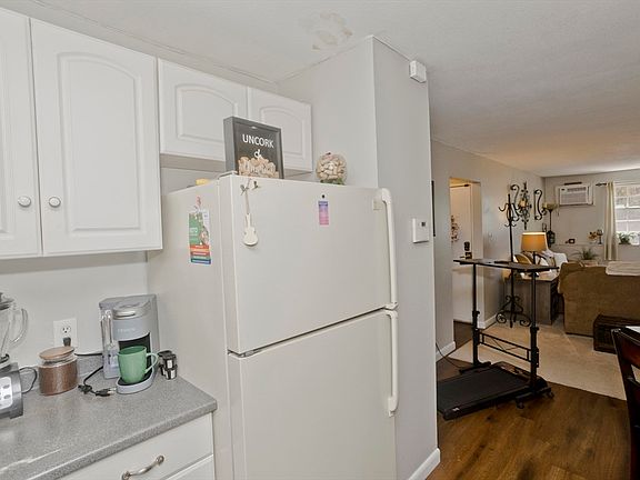 3rd image of 1304 Elm St APT 1B