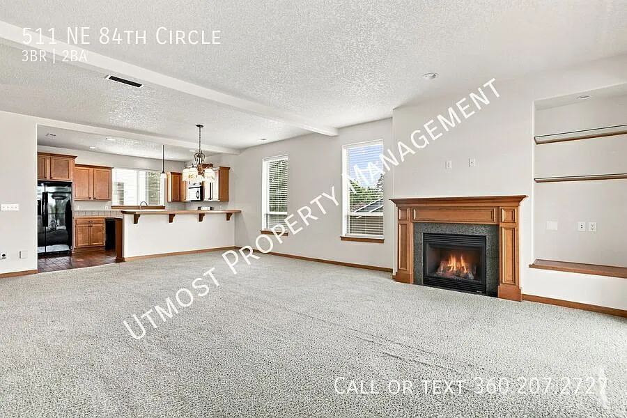 Stunning townhouse is located in a convenient location with 3 bedrooms & 3 1/2 bathrooms — Photo 4