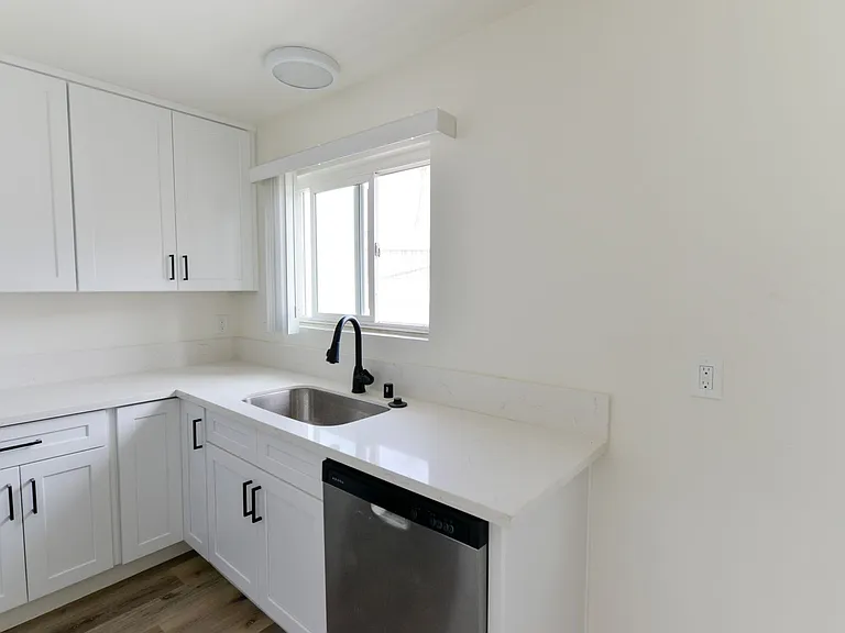 239/241 Avenida Pelayo — Photo 11