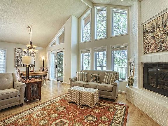 Vaulted ceilings with great natural light