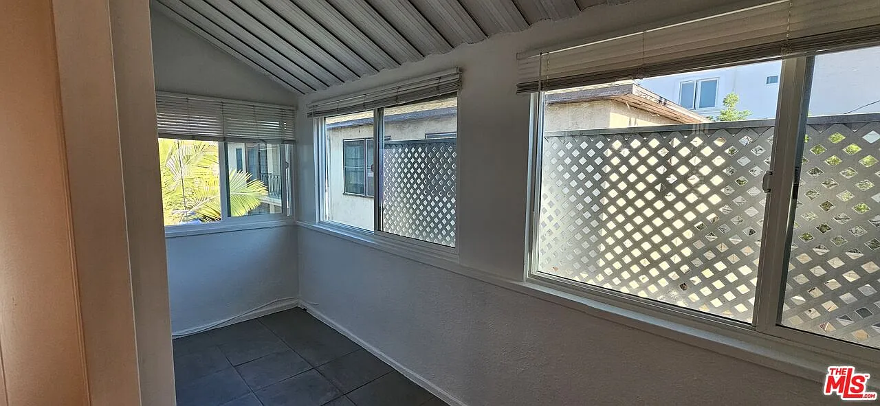 2 bed, 2.0 bath, 5845 sqft, $2,700 — Photo 3