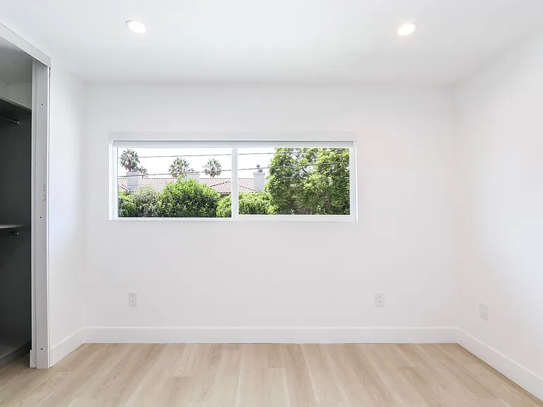 2136 Colby Ave — Photo 11