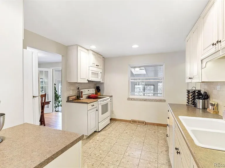 3448 W Alamo Ave — Photo 6