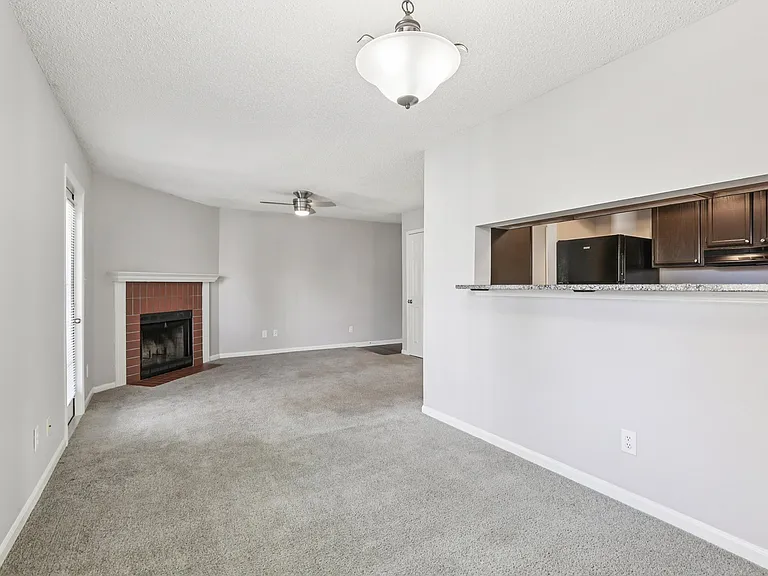 Hunters Point Apartments — Photo 12