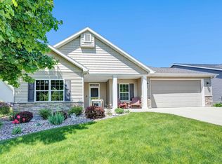 1616 Oak Hollow Ln, Neenah, WI 54956