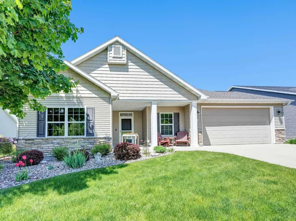 1616 Oak Hollow Ln, Neenah, WI 54956