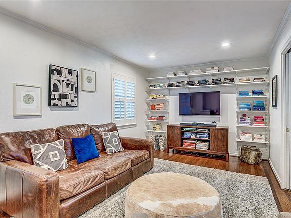 4th image of 9925 Lakemere Dr