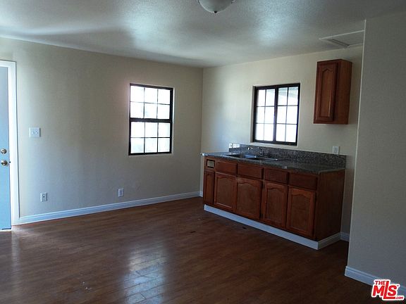 4th image of 818 W 82nd St