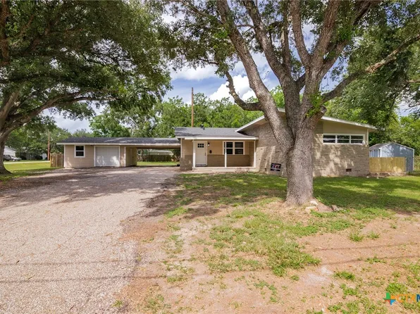 612 Flournoy St, Edna, TX 77957