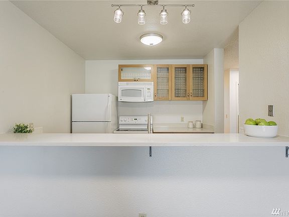4th image of 5832 NE 75th St Unit E307