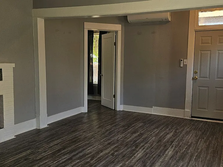 2521 N Hamilton St — Photo 5