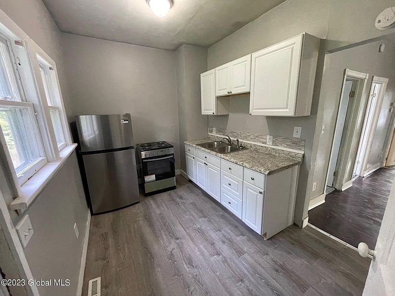 3rd image of 261 Livingston Avenue