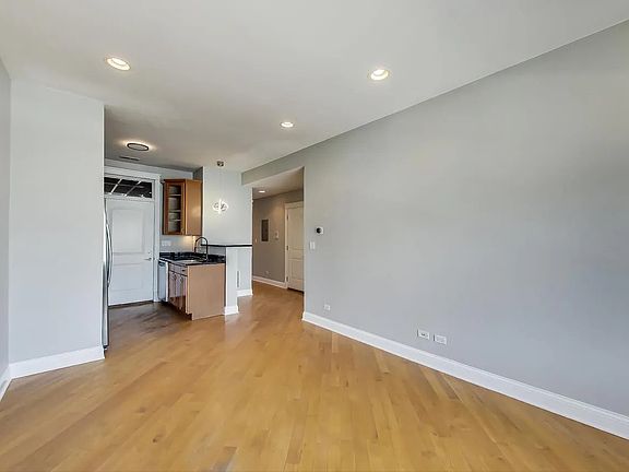 3rd image of 1910 N Washtenaw Ave APT 2