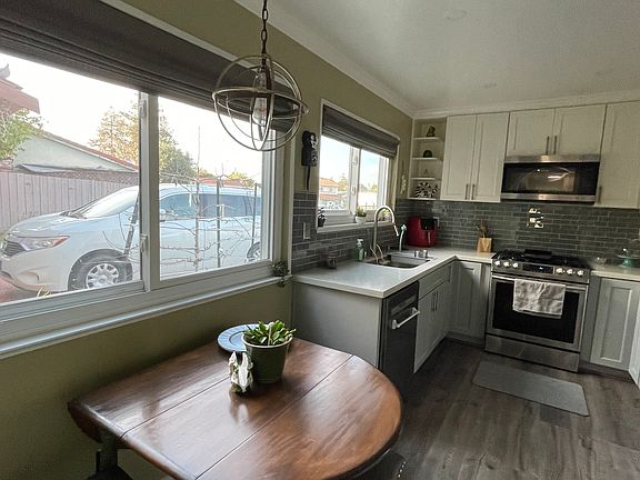 2nd image of 2421 Pecan St