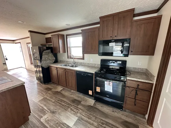 402 Mallard Dr SE, Demotte, IN 46760