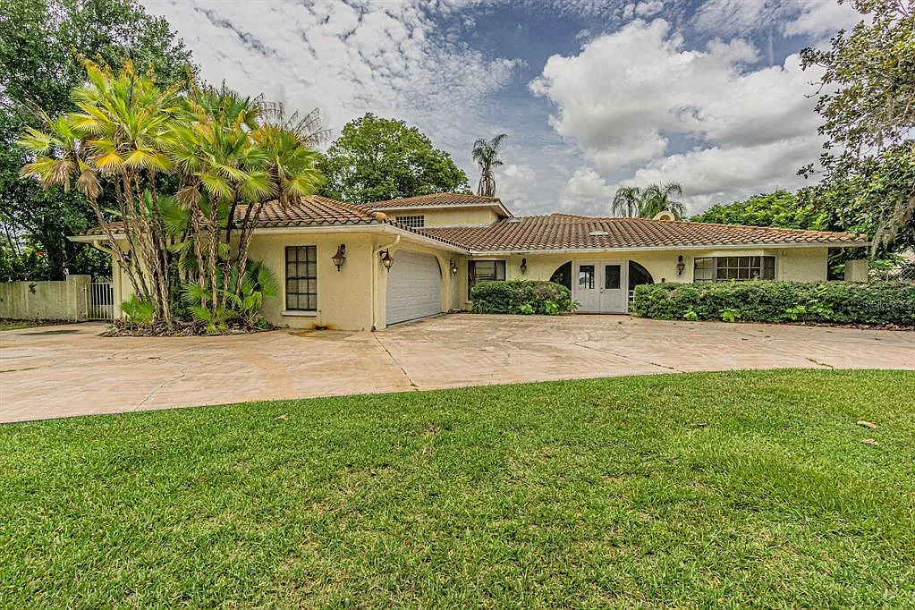 5 bed, 3.0 bath, 4142 sqft, $5,495 — Photo 2
