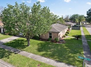 1812 Green Oak Dr, Gretna, LA 70056