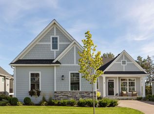 32 Summit Farm Ln, Gem Lake, MN 55110