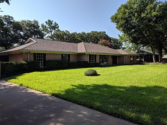 3rd image of 901 Oakmont Ln N