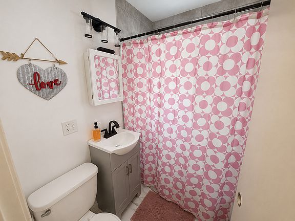 4th image of 2836 Lombard Ave