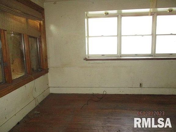 3rd image of 720 W Macqueen Ave