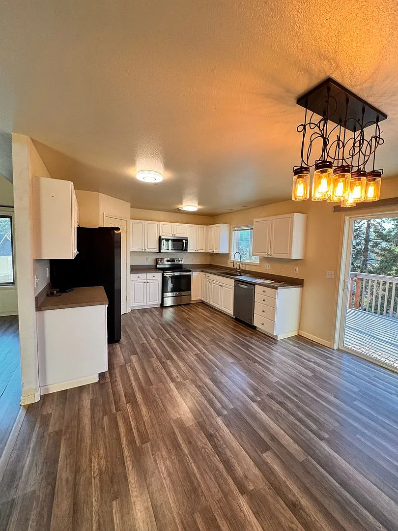 Green area 3 Bedroom 2 Bath with Garage — Photo 4