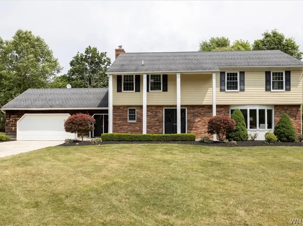 41 Green Lake Dr, Orchard Park, NY 14127