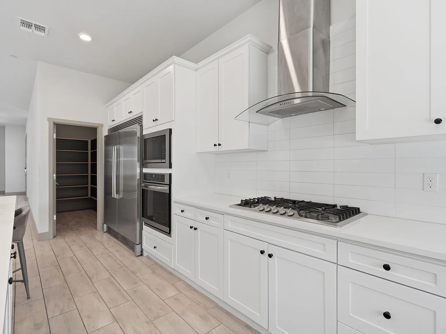 4 bed, 2570 sqft, $3,550 — Photo 4