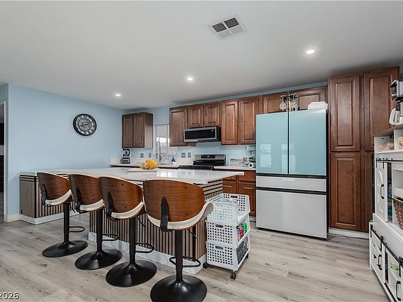 5th image of 330 Sir Richard East Dr