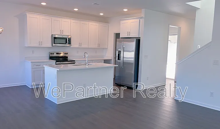 31 Sandstone Dr — Photo 1