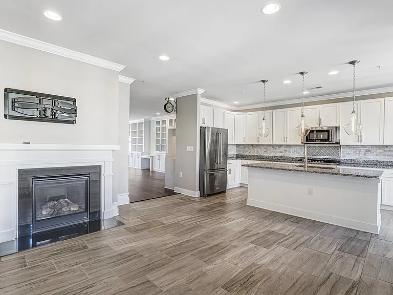 621 Bluemont Ave #102 — Photo 2