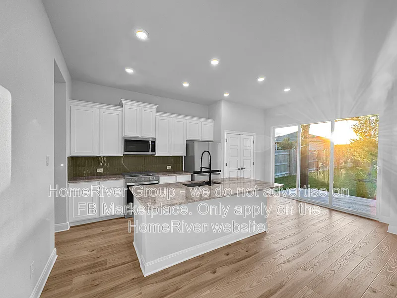 5 bed, 3.5 bath, 2332 sqft, $2,395 — Photo 3