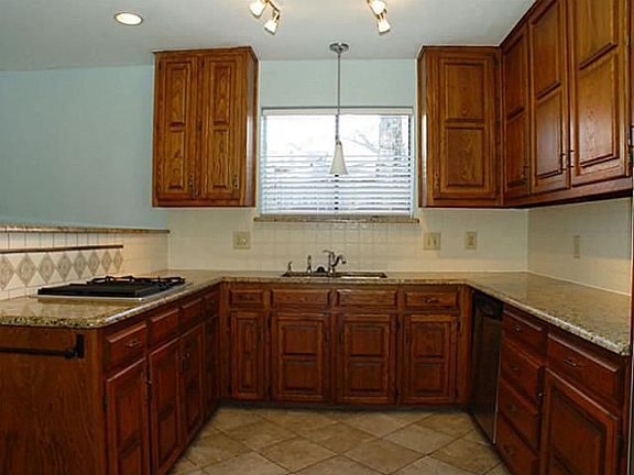 5th image of 16963 Davenport Ct