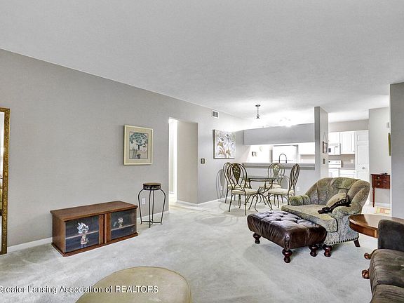 5th image of 918 Oakbrook Dr