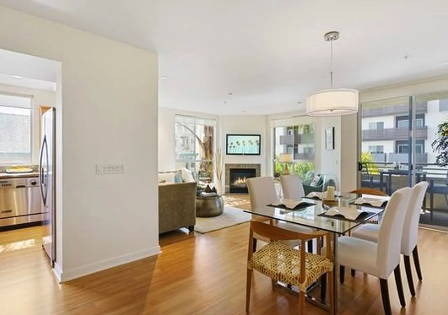 Rare Opportunity to Rent Spacious & Bright WLA Condo — Photo 2